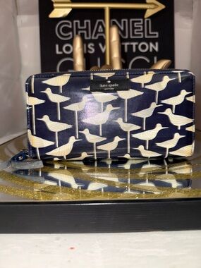 kate spade novelty. Rare vintage. Navy and White Bird-Print Zip Wallet